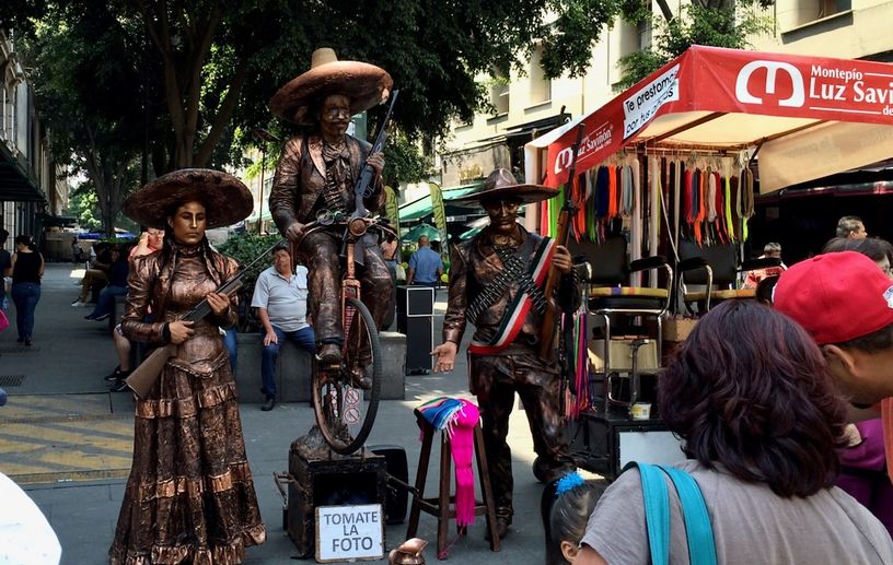 Revolución und Narcos: nationale Mythen, Parodie und Satire in Jorge Ibargüengoitias Los relámpagos de agosto und Juan Pablo Villalobos’ Fiesta en la madriguera